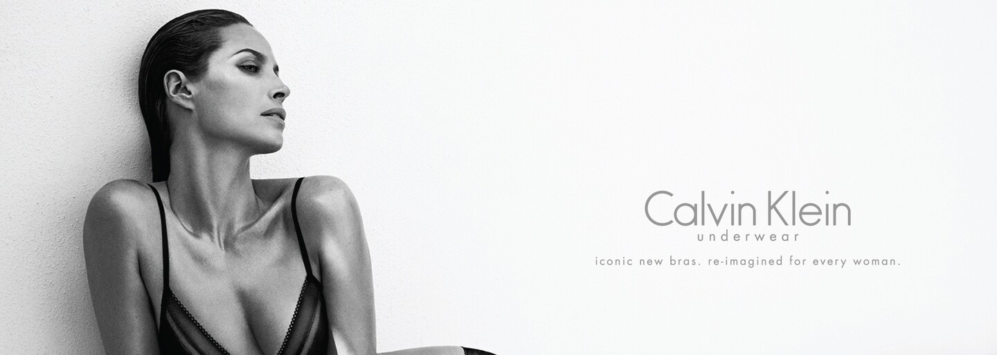 Internet je pohoršený fotkou z nejnovější kampaně Calvin Klein. Prý je sexistická a připomíná materiál pro pedofily