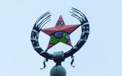 Internet pobavil pomaľovaný komunistický symbol v Rusku. Červená hviezda na streche bola zmenená na Patricka zo Spongeboba Internet pobavil pomaľovaný komunistický symbol v Rusku. Červená hviezda na streche bola zmenená na Patricka zo Spongeboba