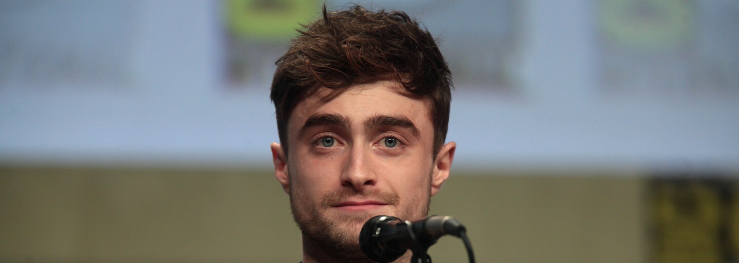 Internet se směje Danielu Radcliffovi, který si při natáčení obul tygří papuče a mával zbraněmi ve vzduchu