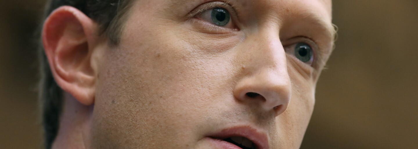 Internet sa vysmieva Facebooku za to, že nefungoval. Influenceri už sú späť na trhu práce, Mark Zuckerberg si šiel zatancovať