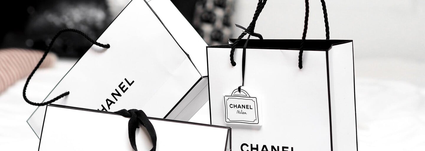 Internet se vysmívá předraženému adventnímu kalendáři od Chanel. Stojí skoro 20 tisíc a najdeš v něm nálepky či klíčenku