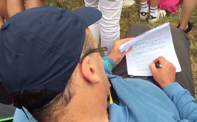 Internet baví učitel, který na hudebním festivalu Glastonbury opravoval písemky. Zřejmě miloval Liama Gallaghera, ale i svoji práci Internet baví učitel, který na hudebním festivalu Glastonbury opravoval písemky. Zřejmě miloval Liama Gallaghera, ale i svoji práci