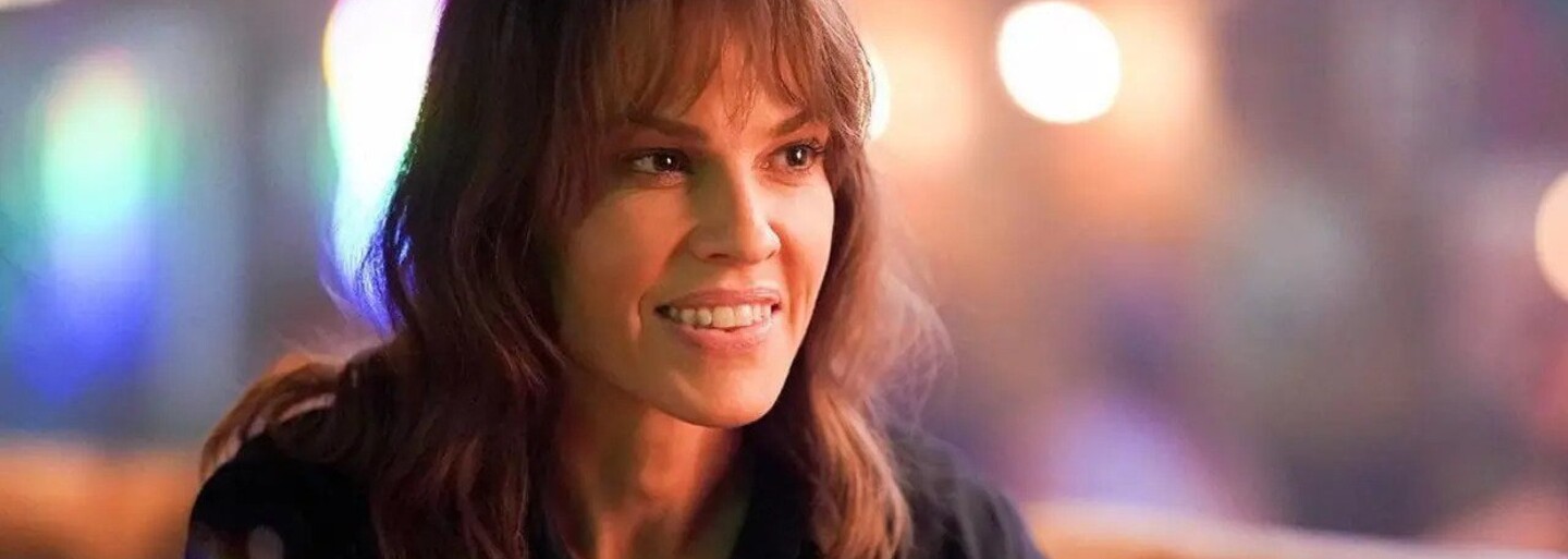 Investigativní novinářka vyšetřuje na Aljašce vraždy. V mrazivém kriminálním seriálu hraje oscarová Hilary Swank