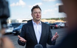 Investor Twitteru žaluje Elona Muska za způsob převzetí společnosti. Podle něj porušil několik korporátních zákonů a manipuloval