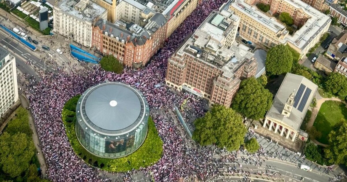 VIDEO: Na krajně pravicový protest v Londýně přišlo více než 100 tisíc lidí. Zasahovat musela policie
