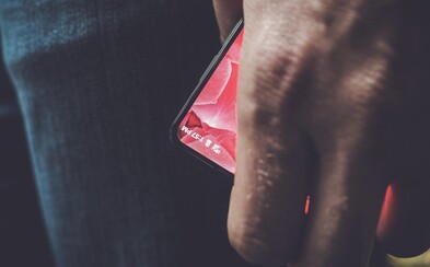 iPhone 8 dostane nebezpečného konkurenta. Otec systému Android poodhalil smartfón bez rámikov iPhone 8 dostane nebezpečného konkurenta. Otec systému Android poodhalil smartfón bez rámikov