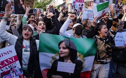 Írán kvůli nekončícím protestům přezkoumává zákon o povinném nošení hidžábu
