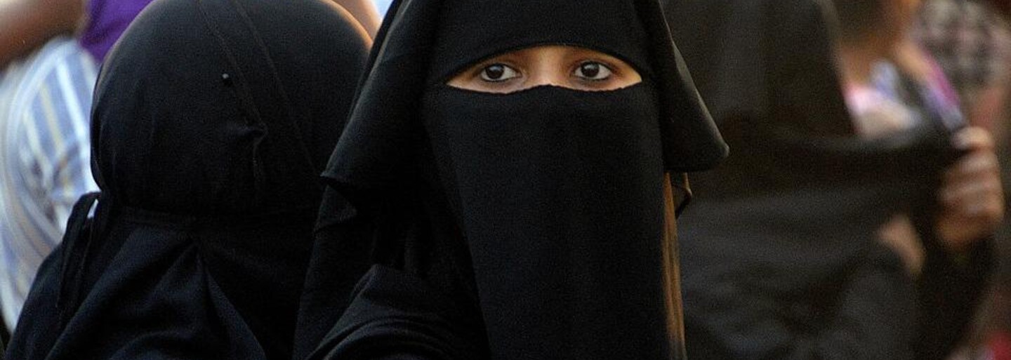 Íránky si sundávají hidžáby na protest proti smrti 22leté ženy, která měla porušit pravidla o nošení šátku