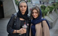 Íránky sundávají šátky na protest proti zákonu o povinném hidžábu 