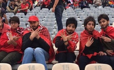 Iránsky zákon zakazuje ženám navštíviť futbalový zápas, fanúšičky sa však vynašli. Falošné ochlpenie z nich vykúzlilo mužov na nerozoznanie Iránsky zákon zakazuje ženám navštíviť futbalový zápas, fanúšičky sa však vynašli. Falošné ochlpenie z nich vykúzlilo mužov na nerozoznanie