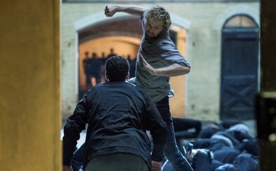 Iron Fist zuří na fotkách z připravované čtvrté seriálové kolaborace Marvelu a Netflixu Iron Fist zuří na fotkách z připravované čtvrté seriálové kolaborace Marvelu a Netflixu