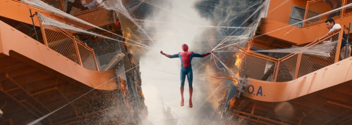 Iron Man sa na neho hnevá, berie mu oblek a Vulture mu chce zabiť rodinu a blízkych. Spider-Man to v akčných záberoch nemá vôbec jednoduché