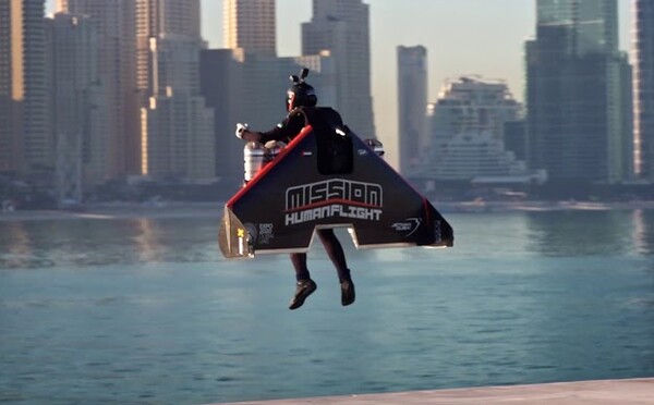 Iron Man z Dubaje letěl s jetpackem do výšky 1 800 metrů. Přístroj dosahuje rychlosti 400 kilometrů za hodinu
