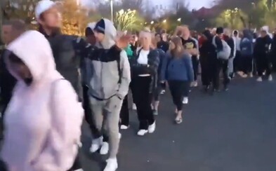 Islanďané čekali ve frontách na otevření plováren už před půlnocí. Dva měsíce se nemohli dočkat koupání Islanďané čekali ve frontách na otevření plováren už před půlnocí. Dva měsíce se nemohli dočkat koupání
