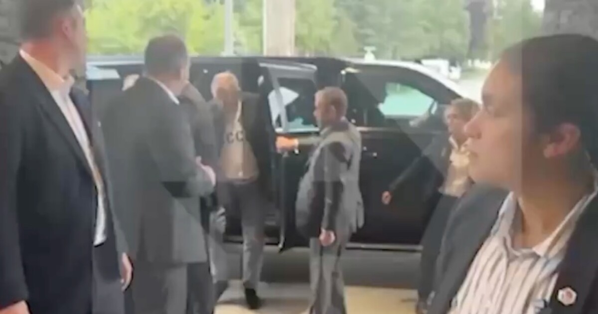 Lavrov přijel na Aljašku v provokativní mikině SSSR. Čeká se na Putina