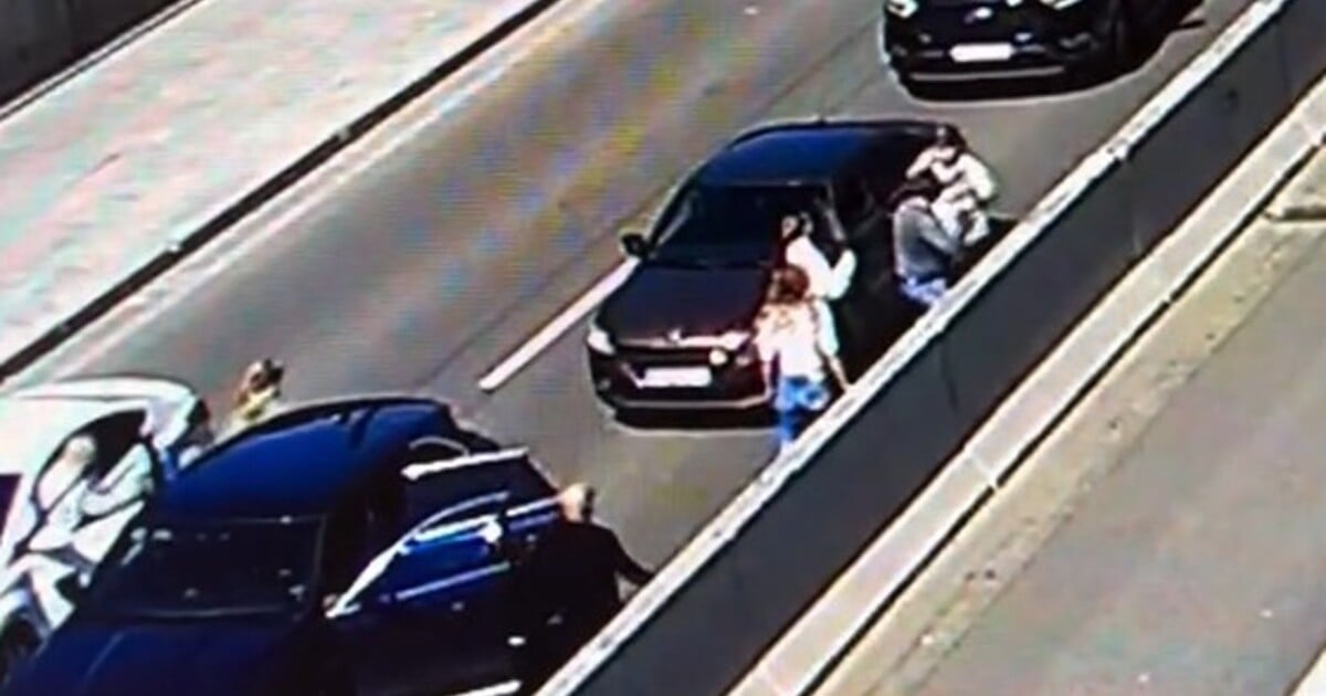 VIDEO: Konflikt řidičů v Bratislavě přerostl do bitky. Muži a ženy se bili pěstmi i berlemi