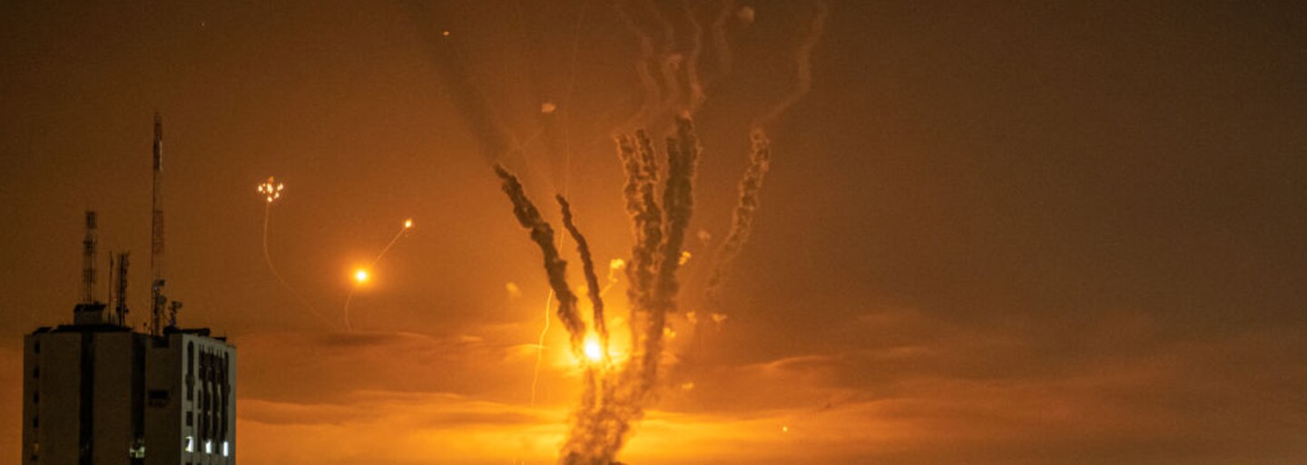 Izrael v noci zaútočil proti radikálnímu palestinskému hnutí Hamás. Při raketovém útoku zemřeli i civilisté