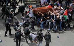 Izraelská polícia tvrdo zakročila obuškami proti smútiacim na pohrebe zabitej novinárky. Jej rakva takmer spadla na zem