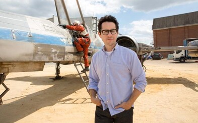 J. J. Abrams vo vesmíre ešte nejakú dobu pobudne. Chystá totiž sci-fi seriál o rodine, ktorá sa cez portál dostane do iného sveta J. J. Abrams vo vesmíre ešte nejakú dobu pobudne. Chystá totiž sci-fi seriál o rodine, ktorá sa cez portál dostane do iného sveta