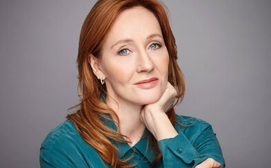 J. K. Rowling prozradila, že se v minulosti stala obětí sexuálního násilí. Její názor na transgender osoby s tím úzce souvisí J. K. Rowling prozradila, že se v minulosti stala obětí sexuálního násilí. Její názor na transgender osoby s tím úzce souvisí