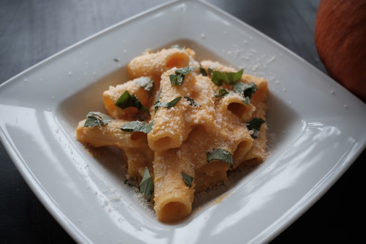 Hotová dýňová pasta posypaná bazalkou a parmezánem