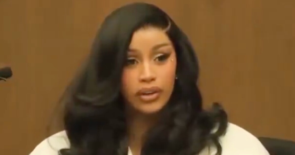 Cardi B čelí žalobě za napadení členky ochranky. Její výpověď u soudu baví internet