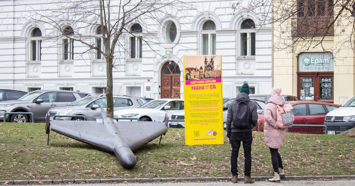 Na náměstích po celém Česku se objevily makety ruských dronů. Mají ukázat brutalitu války na Ukrajině