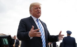 Já jsem ten vyvolený, řekl hrdě Donald Trump s pohledem na oblohu. Odpověděl tak na otázku, kdo vyřeší vztahy s Čínou
