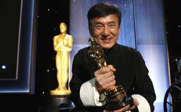 Jackie Chan si prevzal Oscara za celoživotné dielo z rúk Sylvestera Stalloneho