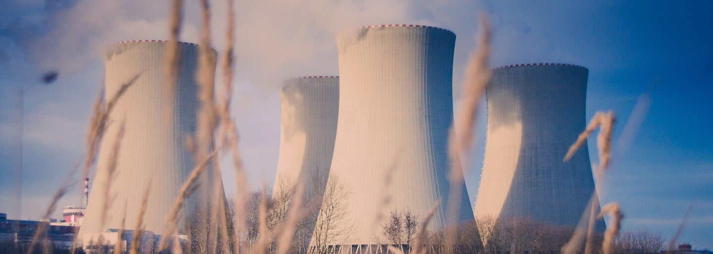 Česká jadrová elektráreň vyberie na stáž dievča s najväčším počtom lajkov na fotke v plavkách. Za sexistickú súťaž už stihla schytať vlnu kritiky