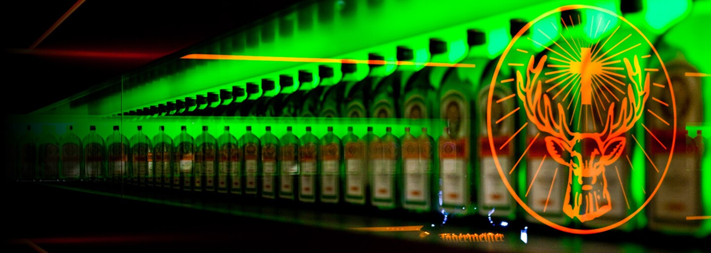 Jägermeister v reklamě pro Čechy a Slováky dokazuje, že na pořádnou zábavu nepotřebujeme speciální příležitost