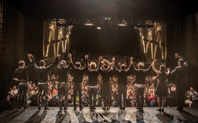 Jak se nenudit na klasice? Spojte ji s tepláky, pískáním, breakdancem, vypracovanými těly, zvukovými efekty a světelným parkem (Report) Jak se nenudit na klasice? Spojte ji s tepláky, pískáním, breakdancem, vypracovanými těly, zvukovými efekty a světelným parkem (Report)