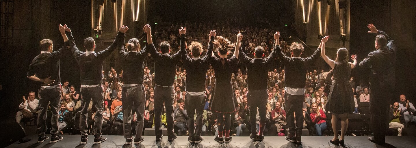 Jak se nenudit na klasice? Spojte ji s tepláky, pískáním, breakdancem, vypracovanými těly, zvukovými efekty a světelným parkem (Report)