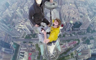 Jak vypadá selfie z nejvyššího bodu věže Shun Hing ve výšce 386 metrů? Mladí rusové se vám pochlubí na videu! Jak vypadá selfie z nejvyššího bodu věže Shun Hing ve výšce 386 metrů? Mladí rusové se vám pochlubí na videu!