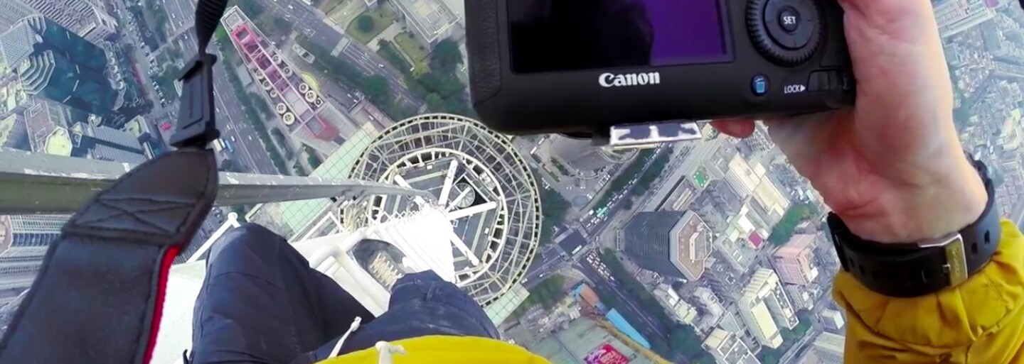 Jak vypadá selfie z nejvyššího bodu věže Shun Hing ve výšce 386 metrů? Mladí rusové se vám pochlubí na videu!