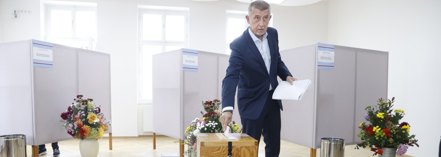 Jak vypadal první volební den? Volili lídři stran, Okamura dal zřejmě omylem hlas TOP 09