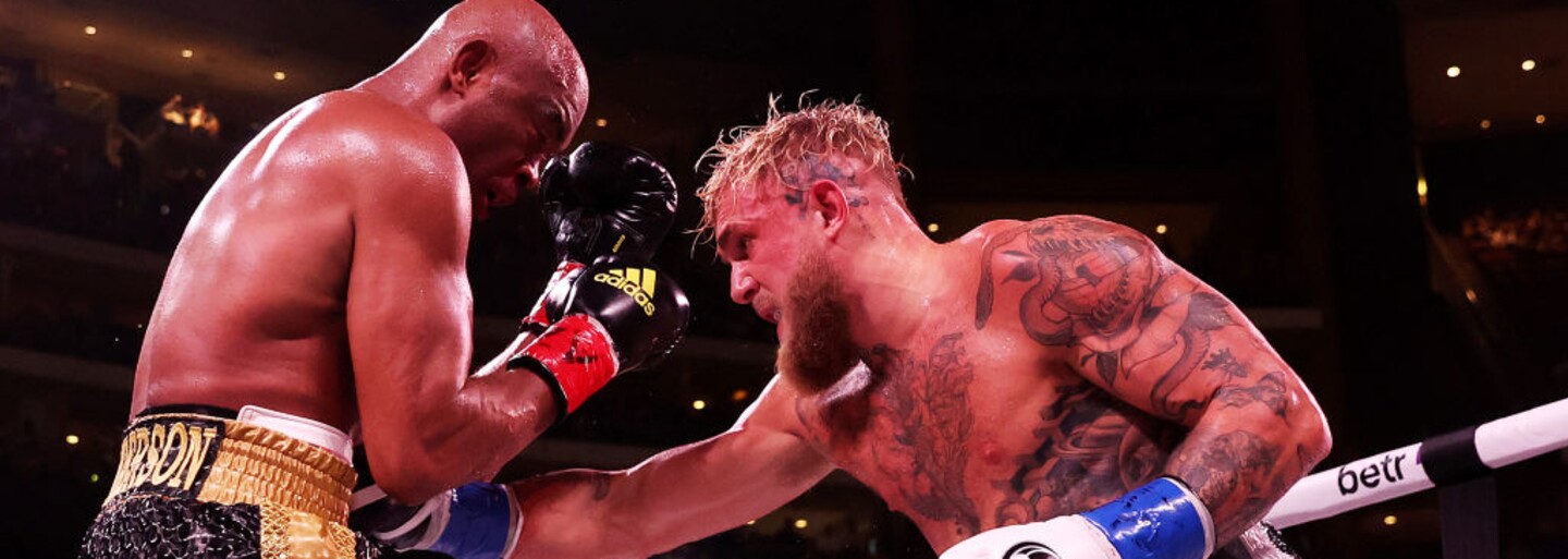 Jake Paul v boxerskom súboji poslal k zemi legendárneho šampióna UFC Andersona Silvu