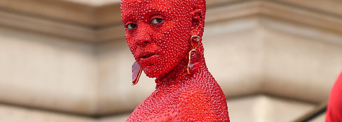 Jako z jiné planety. Doja Cat se na fashion weeku ukázala posetá 30 000 krystaly Swarovski