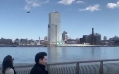Jako z Orwellova románu. Nad Manhattenem létal dron, který žádal chodce, aby od sebe udržovali odstup Jako z Orwellova románu. Nad Manhattenem létal dron, který žádal chodce, aby od sebe udržovali odstup