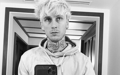 Jako za starých časů. Machine Gun Kelly je v karanténě aktivní, po punkovém coveru s Travisem Barkerem nabízí song z auta Jako za starých časů. Machine Gun Kelly je v karanténě aktivní, po punkovém coveru s Travisem Barkerem nabízí song z auta