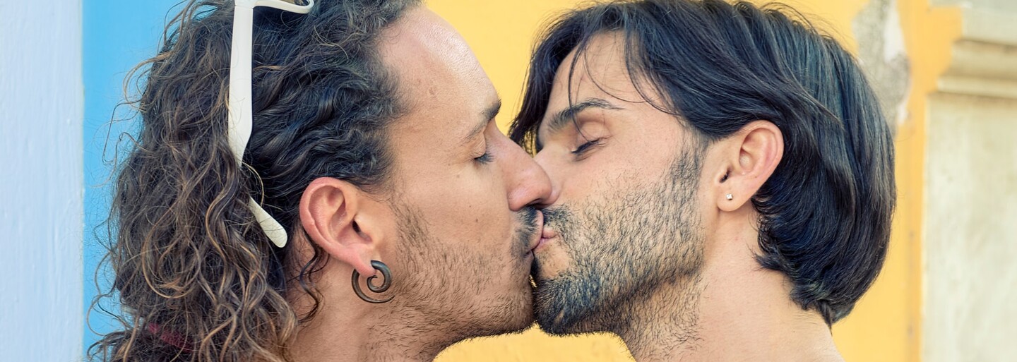 Jakuba zbili, protože mluvil o svém příteli. LGBT+ komunita čelí denně útokům, až 91 % jich ale zůstává nenahlášeno (Rozhovor)