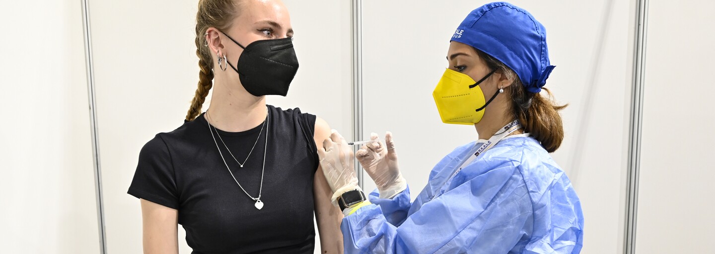 Jaký pohled mají na očkování mladí lidé? Chlubí se jím, těší se, vtipkují, ale také podléhají dezinformacím