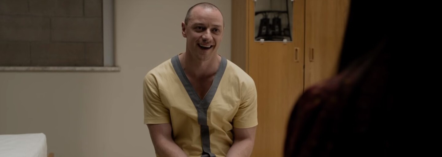 James McAvoy v thrilleri Glass masakruje svoje obete. Zastaviť ho dokáže len Bruce Willis