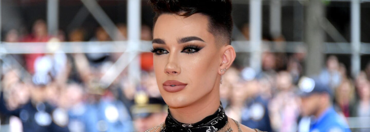 Jamesi Charlesovi po přiznání, že psal sexuální zprávy nezletilým chlapcům, YouTube zrušil zpeněžení videí