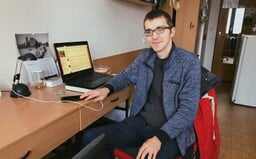 Ján „Info“ Šutý študuje bakalára už 10 rokov a je legendou Mlynskej doliny. Koľko študentov mu denne napíše o pomoc? (Rozhovor)
