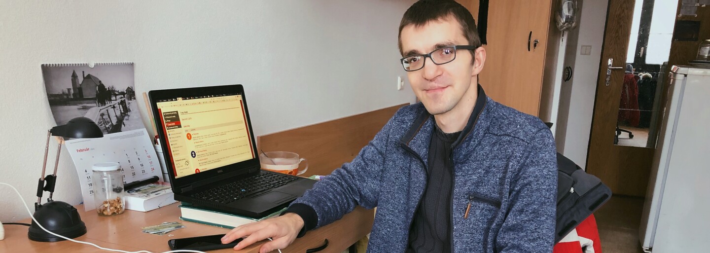Ján „Info“ Šutý študuje bakalára už 10 rokov a je legendou Mlynskej doliny. Koľko študentov mu denne napíše o pomoc? (Rozhovor)
