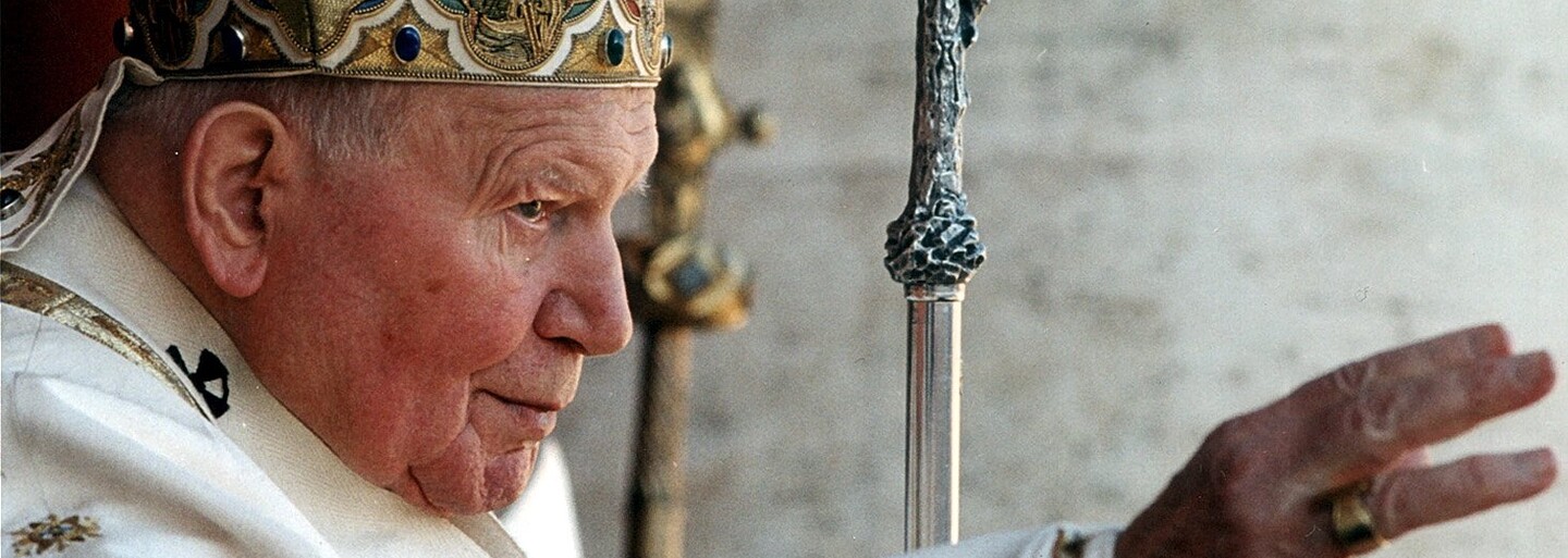 Jan Pavel II. byl prohlášen svatým, přežil dva atentáty a brojil proti manželství homosexuálů či antikoncepci