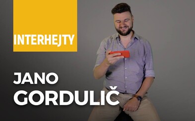 Jano Gordulič číta reakcie na svoju kritickú reláciu, ktorá vnáša do diania na Slovensku nadhľad spojený s humorom a pravdou Jano Gordulič číta reakcie na svoju kritickú reláciu, ktorá vnáša do diania na Slovensku nadhľad spojený s humorom a pravdou