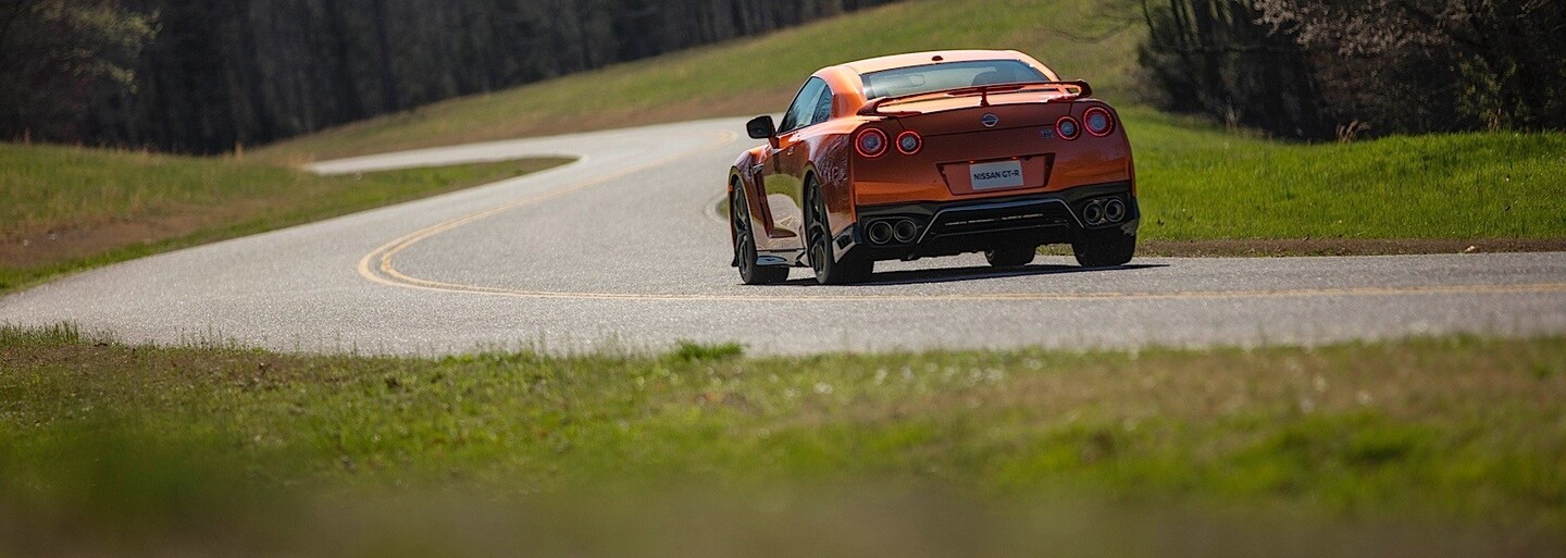 Japonská Godzilla opět zbrojí! GT-R 2017 dostalo nový interiér a pyšní se již 570 koňmi