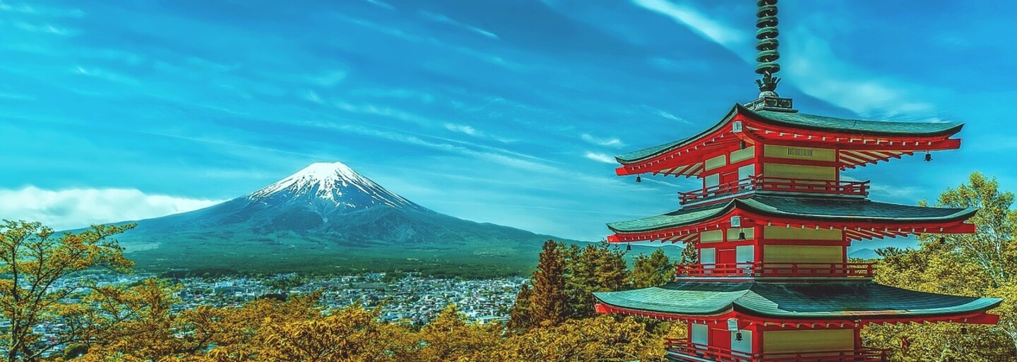 Japonská princezna Ajako se kvůli lásce vzdala královského původu. Provdala se za podnikatele